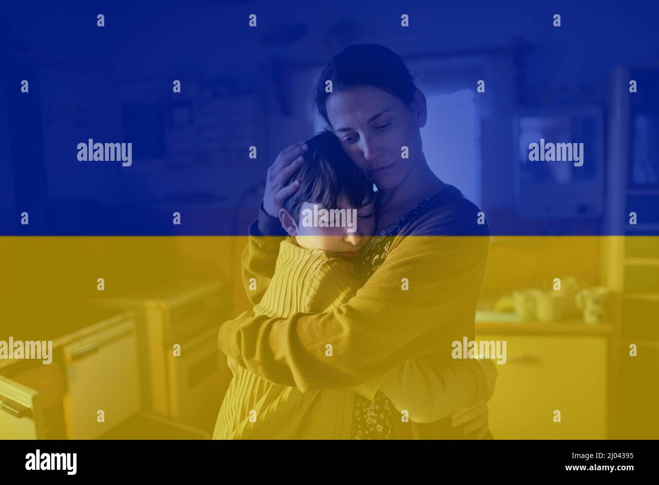 Doppia esposizione di madre frustrato che abbraccia sua figlia e bandiera Ucraina. Foto Stock