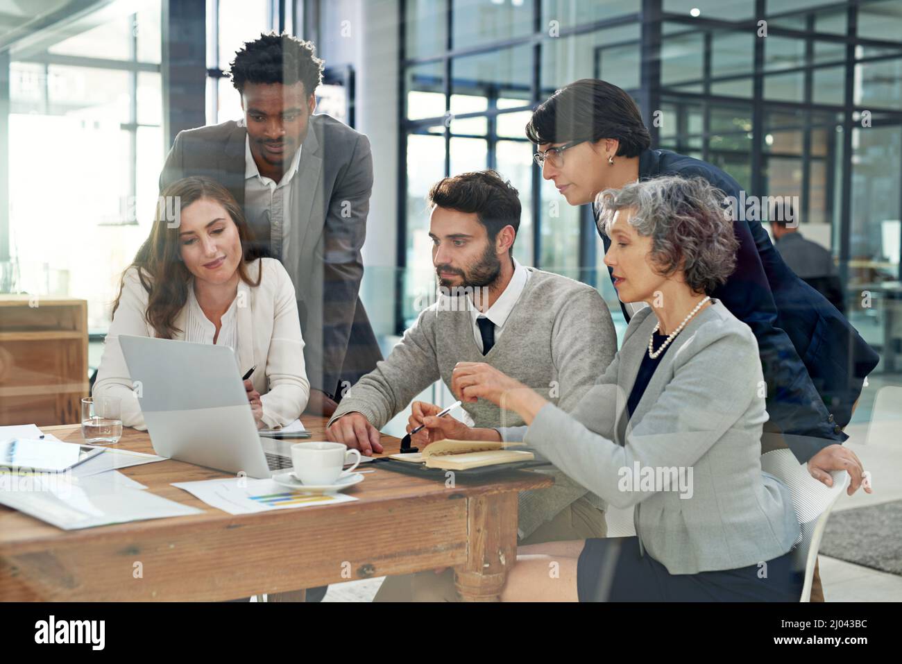 Tutti sulla stessa pagina. Scatto ritagliato di un gruppo di uomini d'affari che si incontrano nella sala riunioni. Foto Stock