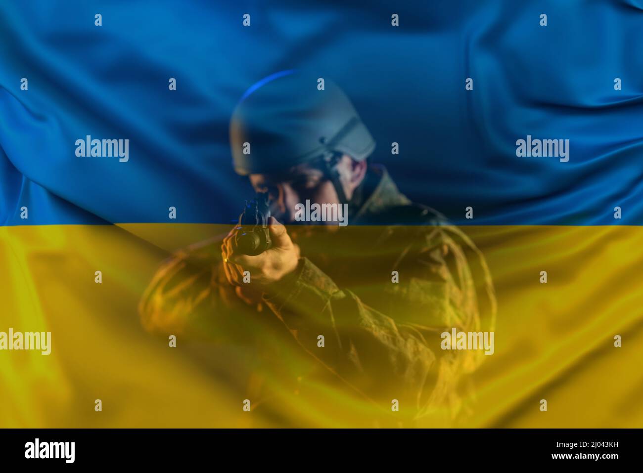 Doppia esposizione del doldiero in uniforme militare e casco mirante con arma a macchina fotografica e bandiera Ucraina. Foto Stock