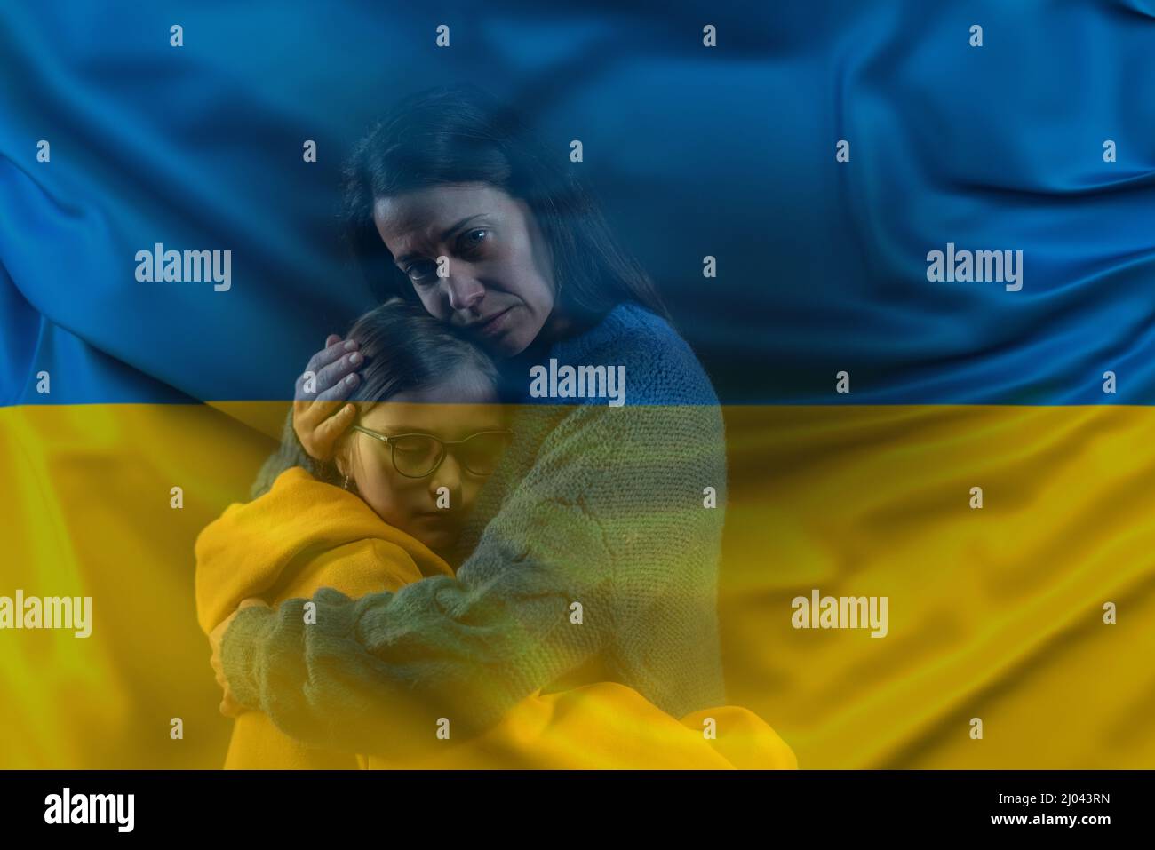 Doppia esposizione di madre triste che abbraccia sua figlia e bandiera Ucraina Foto Stock
