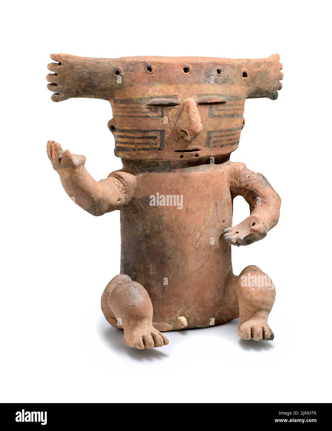 Uomo seduto con headdress. Colombia, Valle del Cauca media (tardo periodo), Cauca media, 700–1600 CE. Ceramica. Ceramica verniciata a resistenza Foto Stock