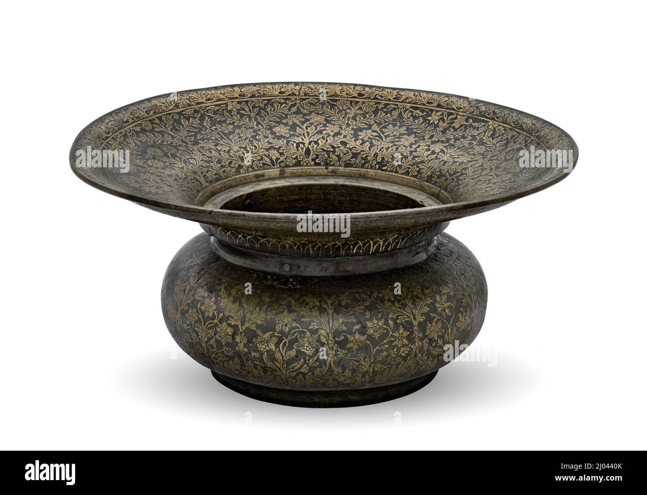 Bacino. Pakistan, Lahore, Mughal Empire, circa 1650-1700 (in basso); 1742 (in alto). Strumenti e attrezzature; bacini. Ottone intarsiato con fondo grigio scuro, fuso ed inciso; ottone intarsiato con fondo grigio scuro, inciso (in alto) Foto Stock