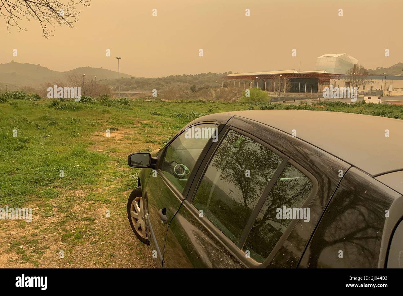 Haze copre i cieli della Spagna a causa della tempesta celia e proveniente dal deserto del Sahara. Foto Stock