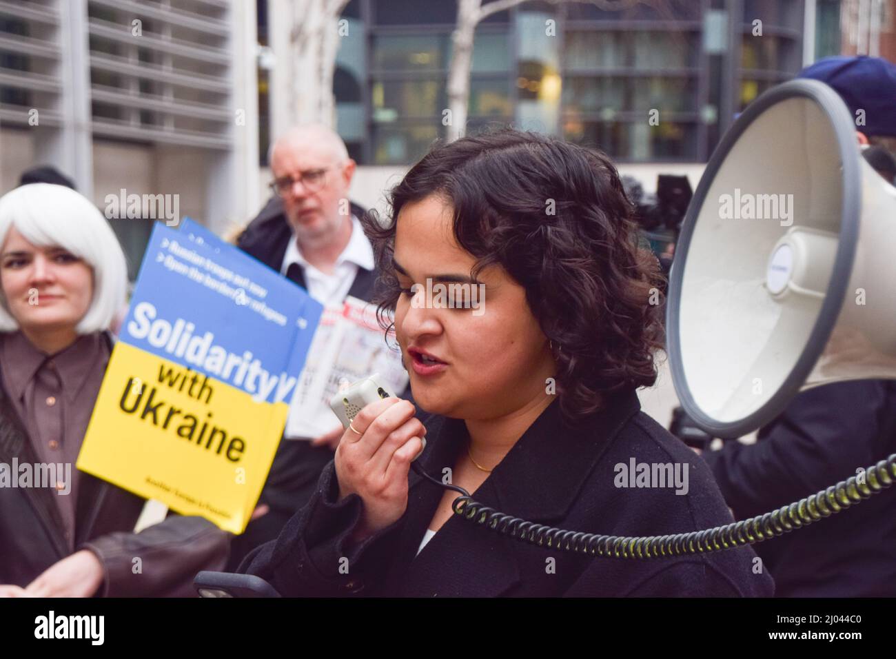 Londra, Regno Unito. 15th marzo 2022. Il deputato del lavoro Nadia Whittome parla ai dimostranti. I manifestanti si sono riuniti al di fuori dell'ufficio nazionale in solidarietà con l'Ucraina e hanno invitato il governo britannico ad abolire l'obbligo del visto per i rifugiati ucraini. Foto Stock