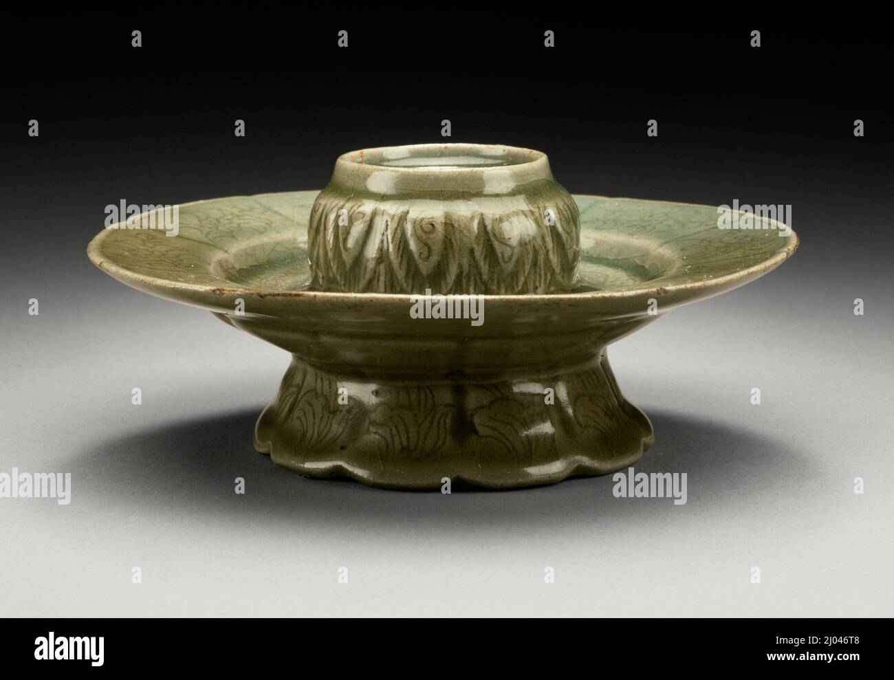 Fiore - tazza a forma di stand con incisa Chrysanthemum Spray Design Foto Stock