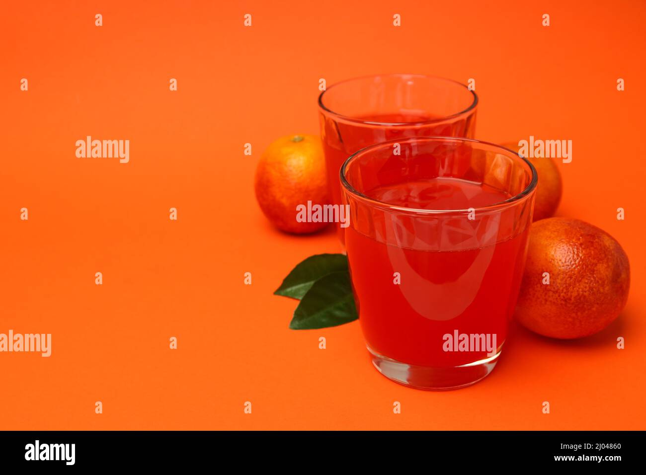 Concetto di bevanda fresca con succo d'arancia rosso Foto Stock