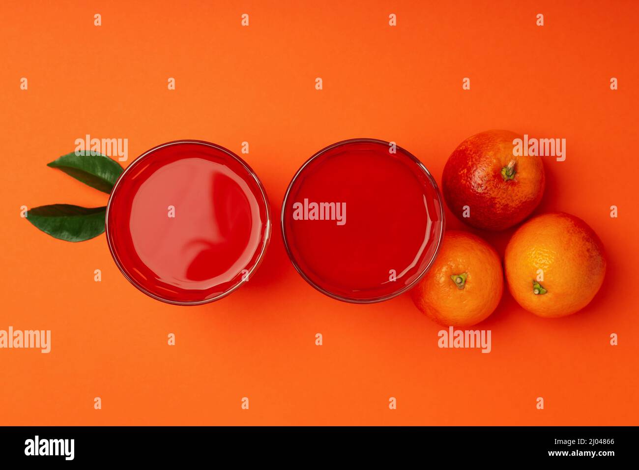 Concetto di bevanda fresca con succo d'arancia rosso Foto Stock