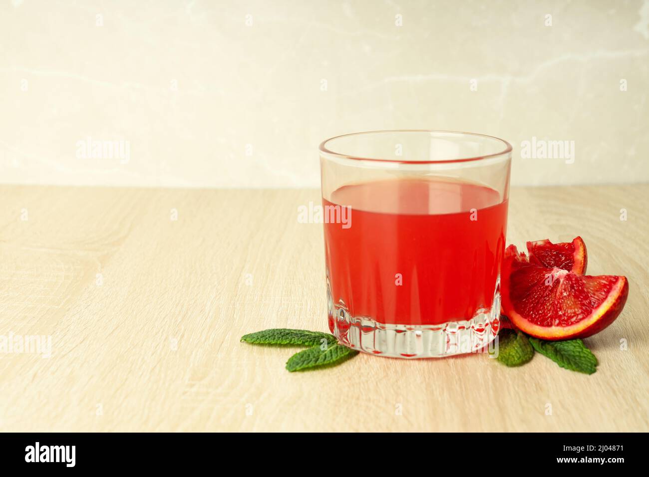 Concetto di bevanda fresca con succo d'arancia rosso Foto Stock