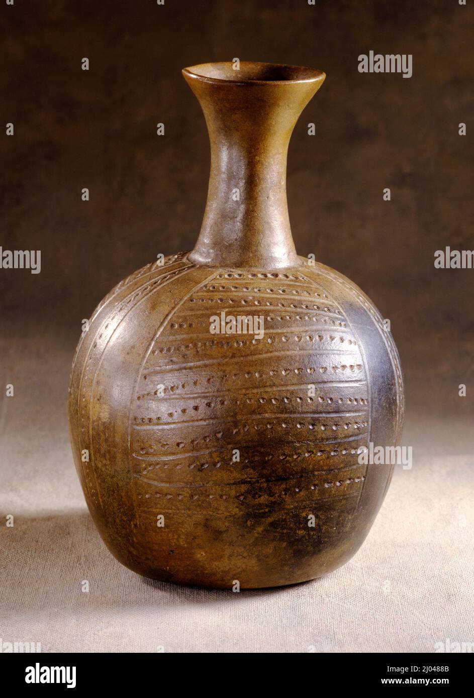 Vaso. Perù, Highlands settentrionali, Chavín, 1800–100 a.C. Ceramica. Ceramica Blackware con decorazione incisa Foto Stock