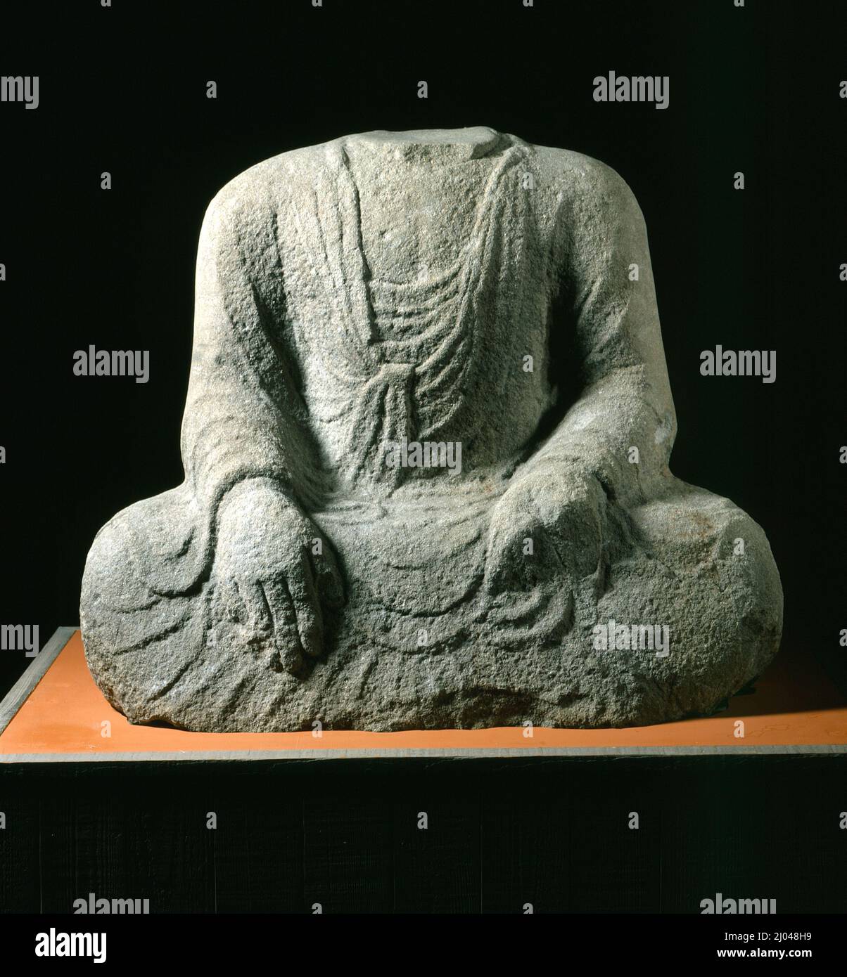 Buddha seduto. Corea, periodo dei tre Regni, Regno di Silla (57 a.C.-d.C. 668), 5th-7th secolo. Scultura. Pietra intagliata Foto Stock