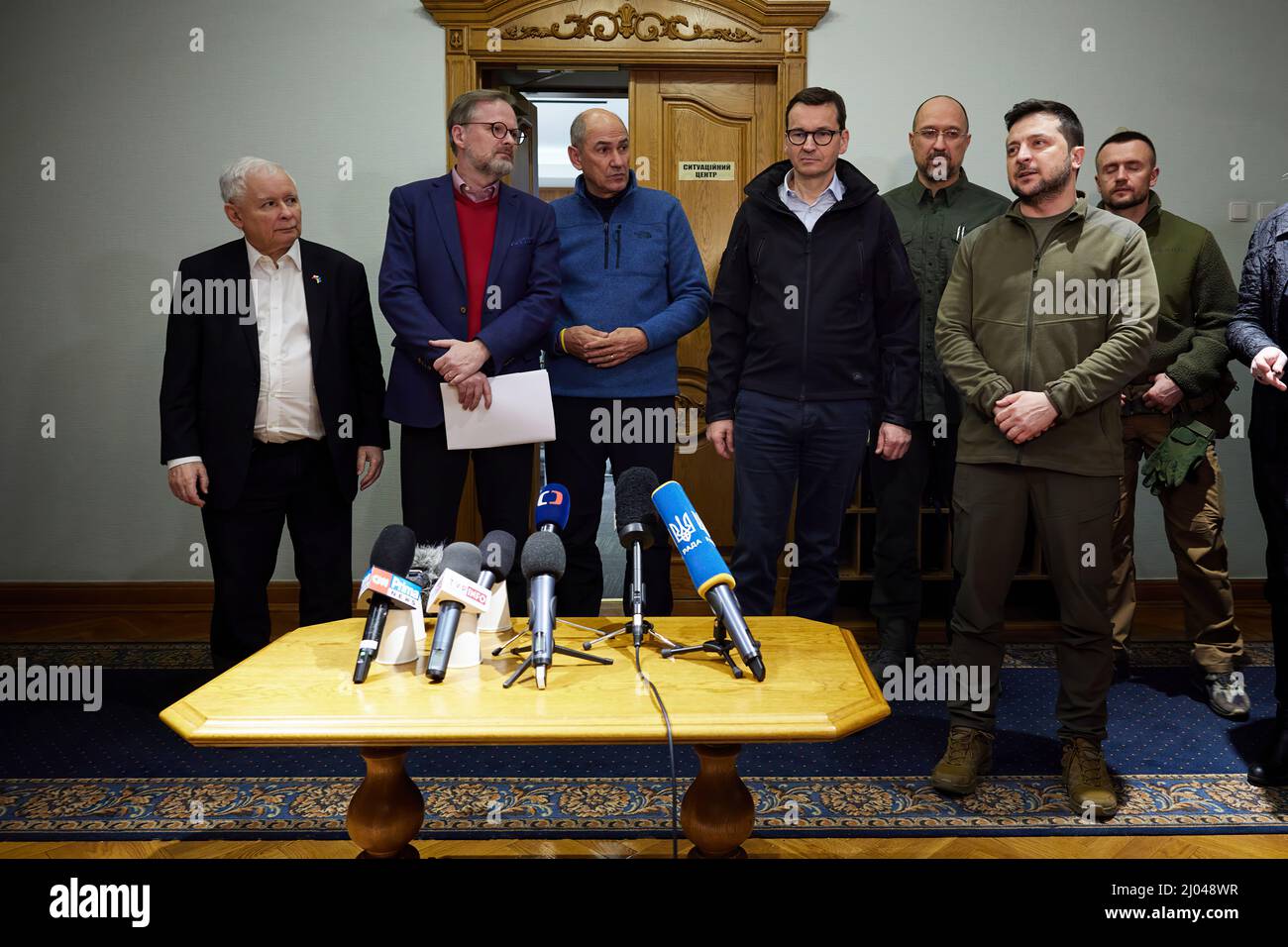 Il Presidente dell'Ucraina Volodymyr Zelenskyy ha incontrato il primo Ministro della Polonia Mateusz Morawiecki, il vice primo Ministro della Polonia Jarosław Kaczyński, il primo Ministro della Repubblica ceca Petr Fiala e il primo Ministro della Slovenia Janez Janša, giunto a Kiev. (FOTO: Ufficio stampa presidenziale Ucraina) Foto Stock