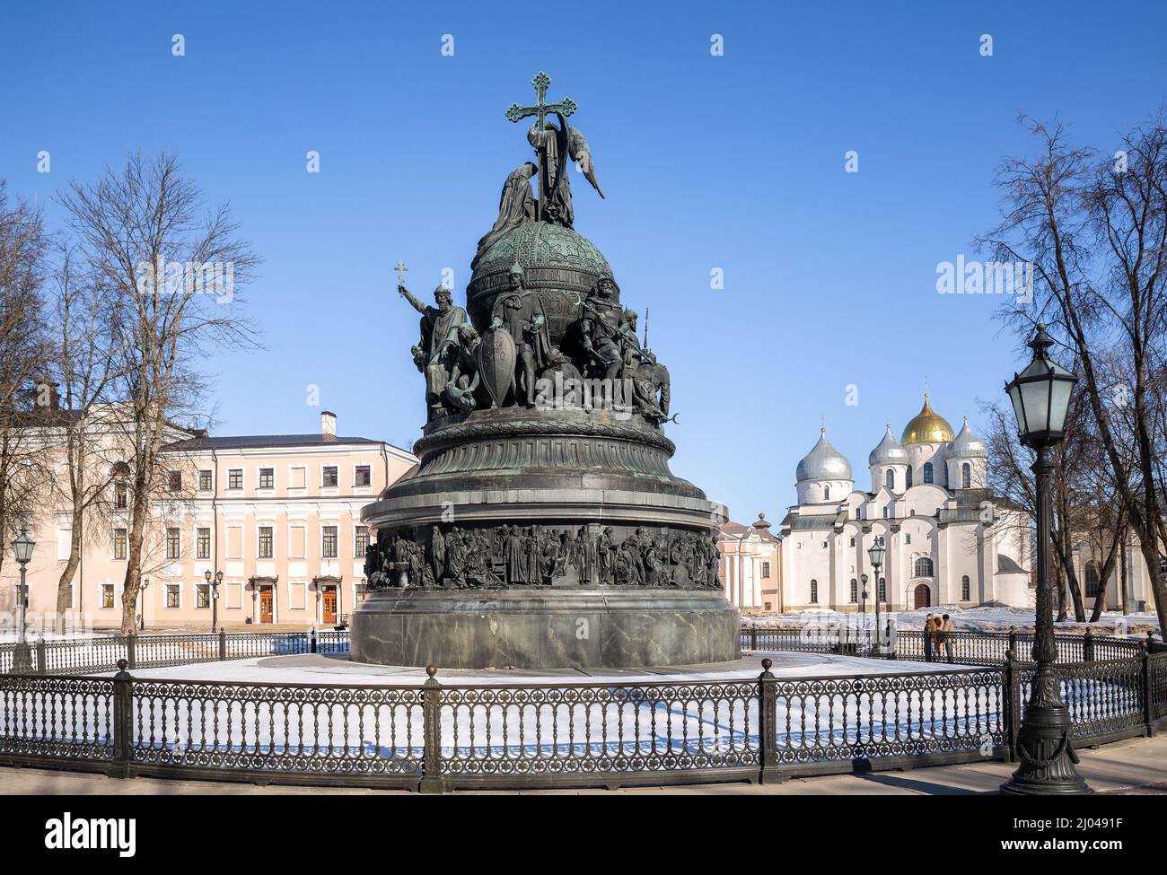 Monumento in bronzo del Millennio della Russia nel Cremlino di Novgorod con la Cattedrale di Santa Sofia sullo sfondo, Russia Foto Stock
