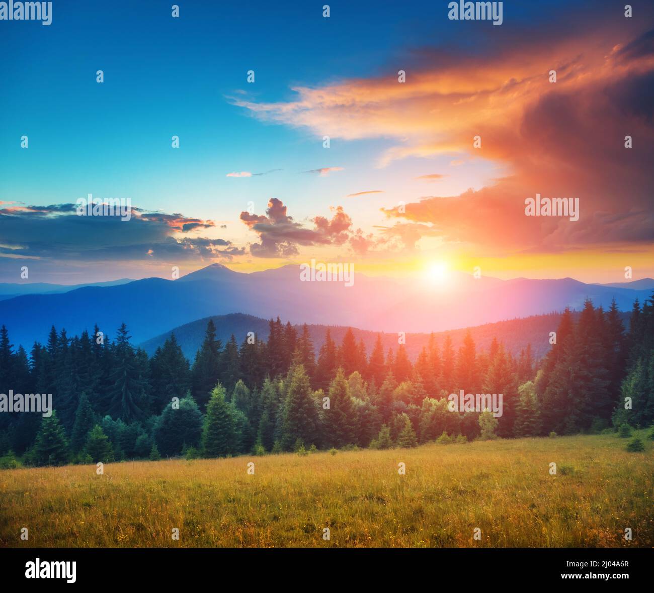 Montagne fantastiche che illuminano dalla luce del sole. Cielo coperto scuro al mattino. Scena drammatica e pittoresca. Luogo Carpathian, Ucraina, Europa. Abbellito Foto Stock