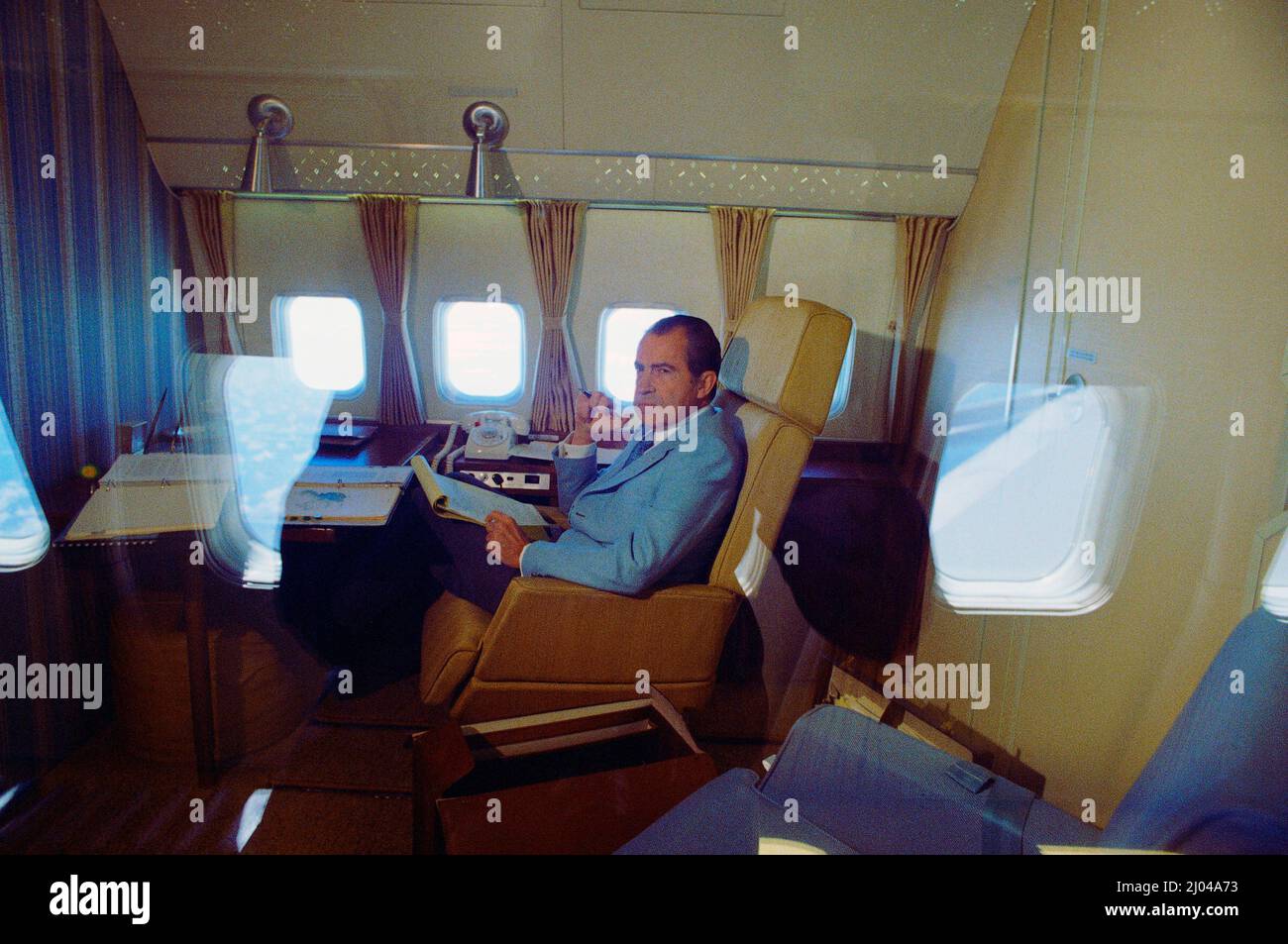 A BORDO DELL'AERONAUTICA MILITARE UNO - 20 febbraio 1972 - il presidente degli Stati Uniti Richard Nixon legge i documenti di briefing nel suo ufficio privato a bordo dell'aeronautica militare uno, in rotta verso Foto Stock