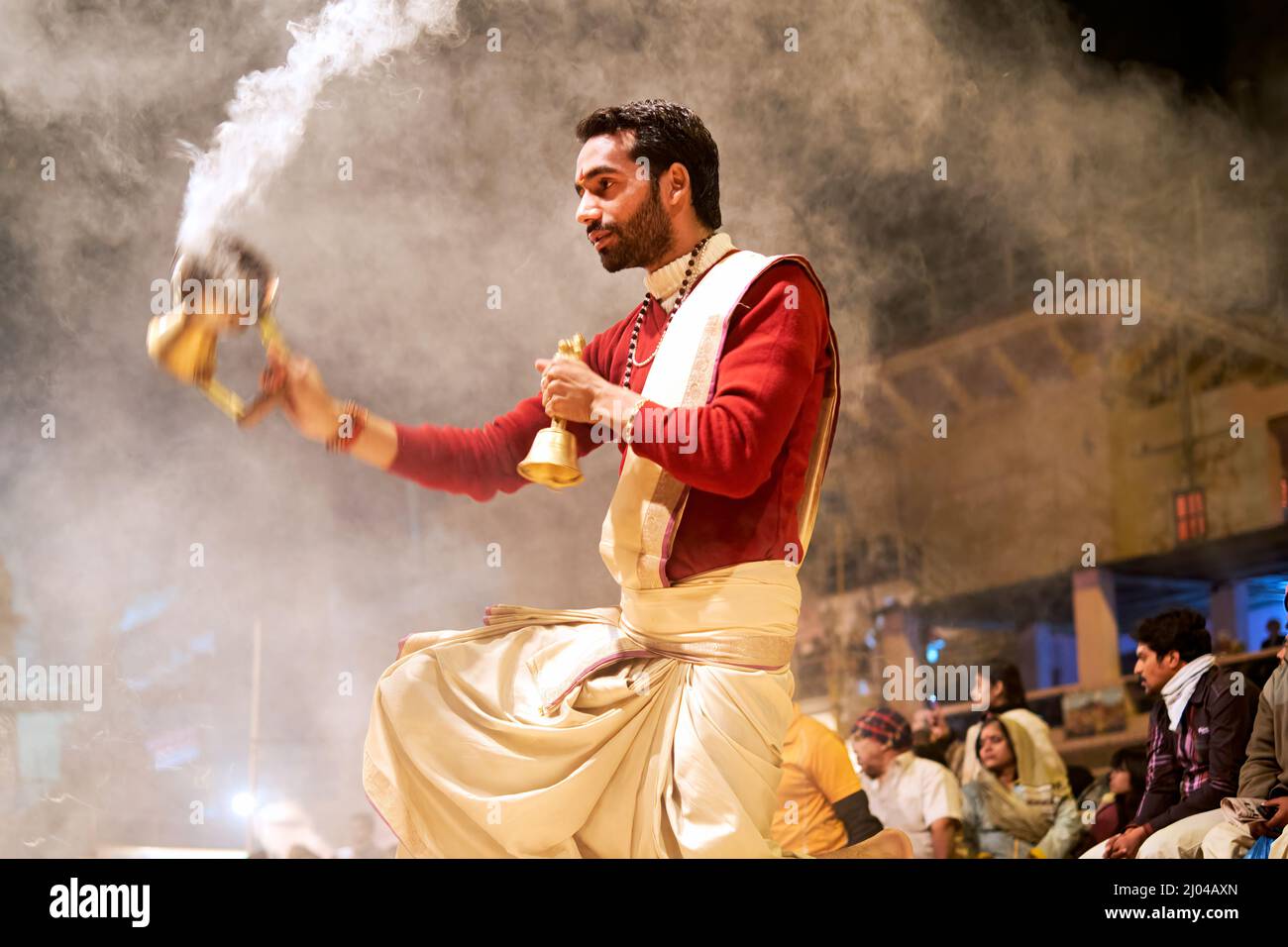 India. Varanasi Benares Uttar Pradesh. Cerimonia hindu di Aarti presso il fiume Ganges Foto Stock