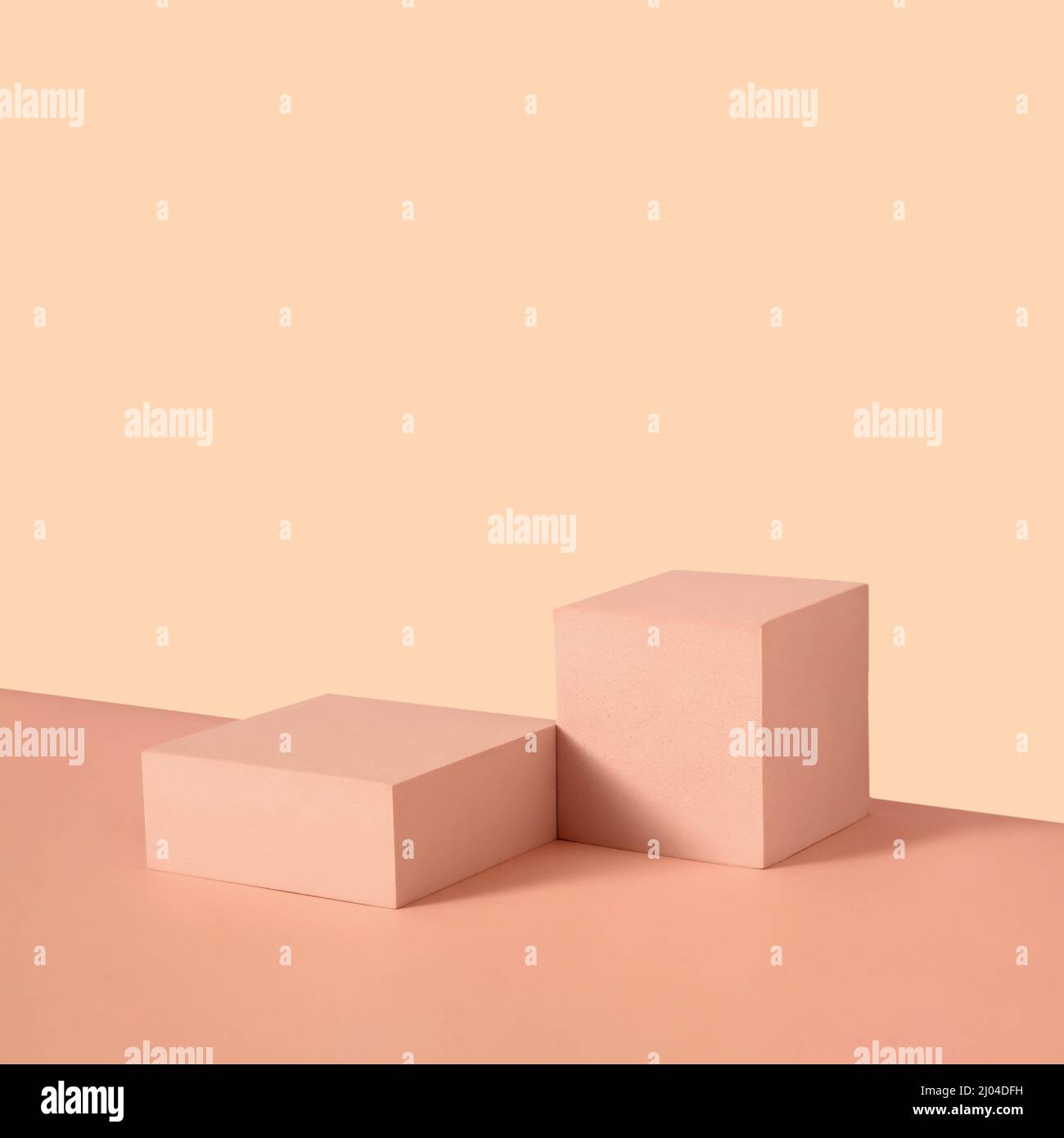 Design del display con piedistallo rettangolare su sfondo beige doppio neutro con spazio di copia per il posizionamento del prodotto Foto Stock