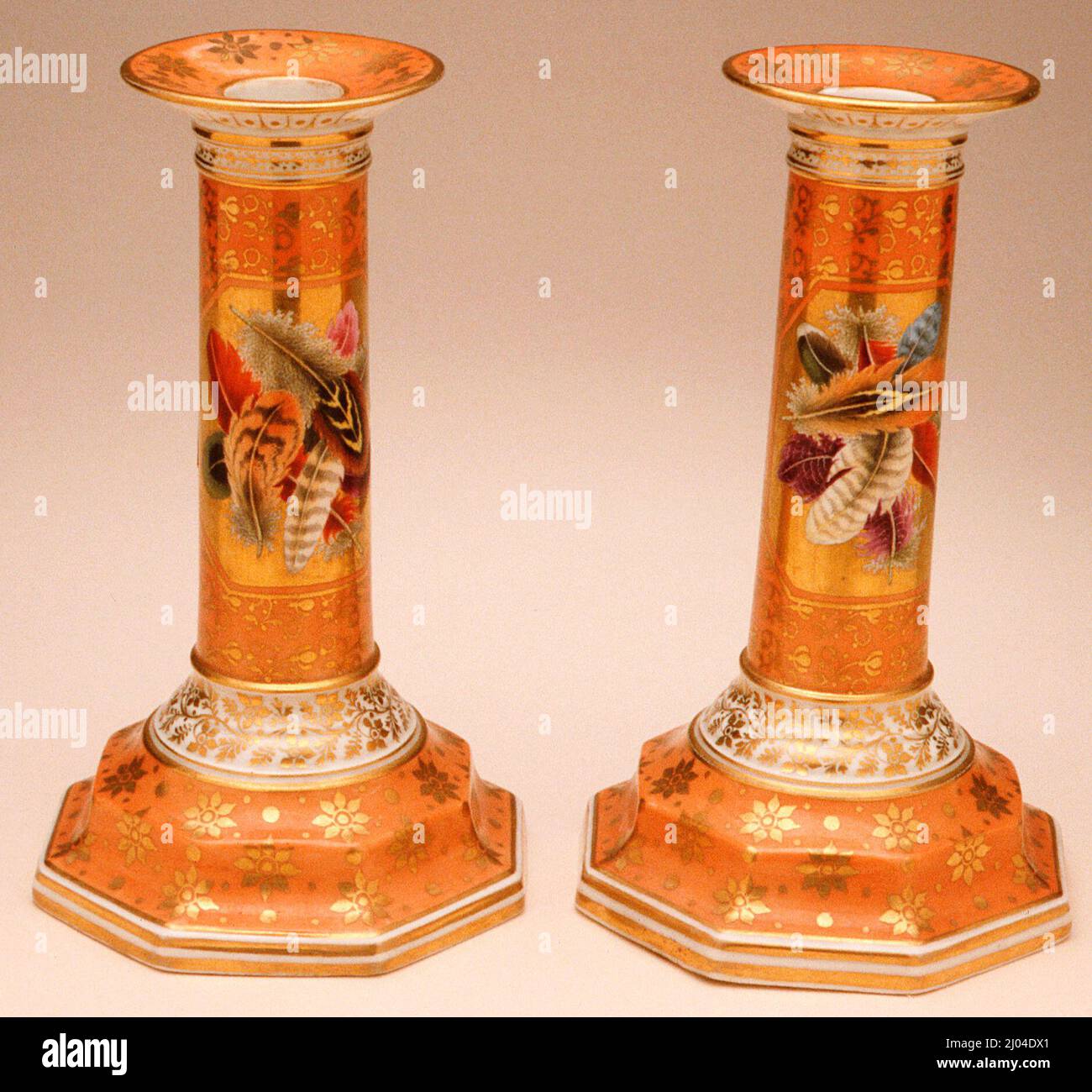 Coppia di candele. Volo, Barr & Barr (Inghilterra, Worcester, 1813-1840). Inghilterra, circa 1807-1813. Arredamento; illuminazione. Porcellana, doratura Foto Stock