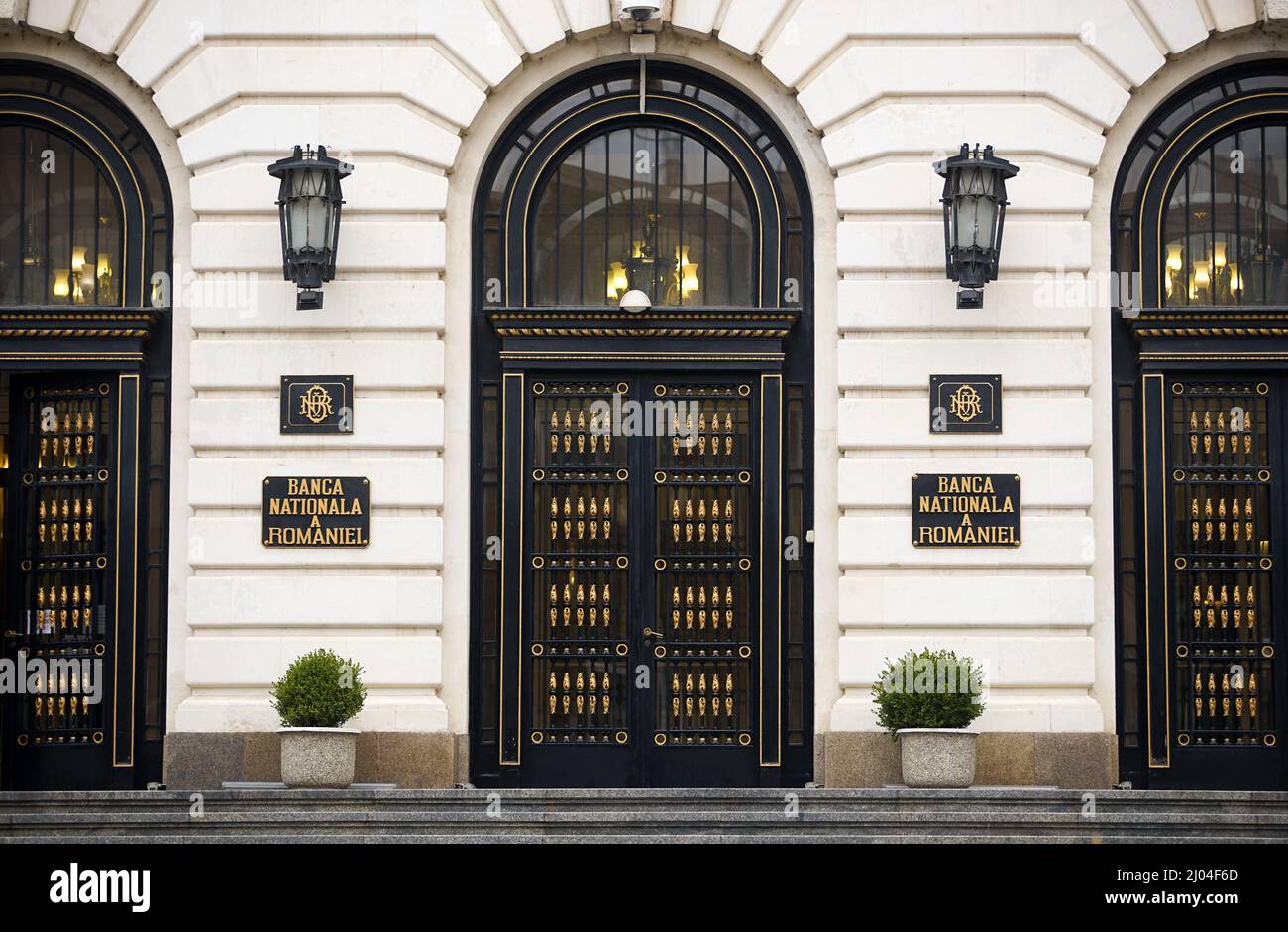 Bucarest, Romania - 16 marzo 2021: La sede della Banca Nazionale di Romania, in questa foto è la nuova ala del Palazzo BNR, costruito tra il 1937 Foto Stock