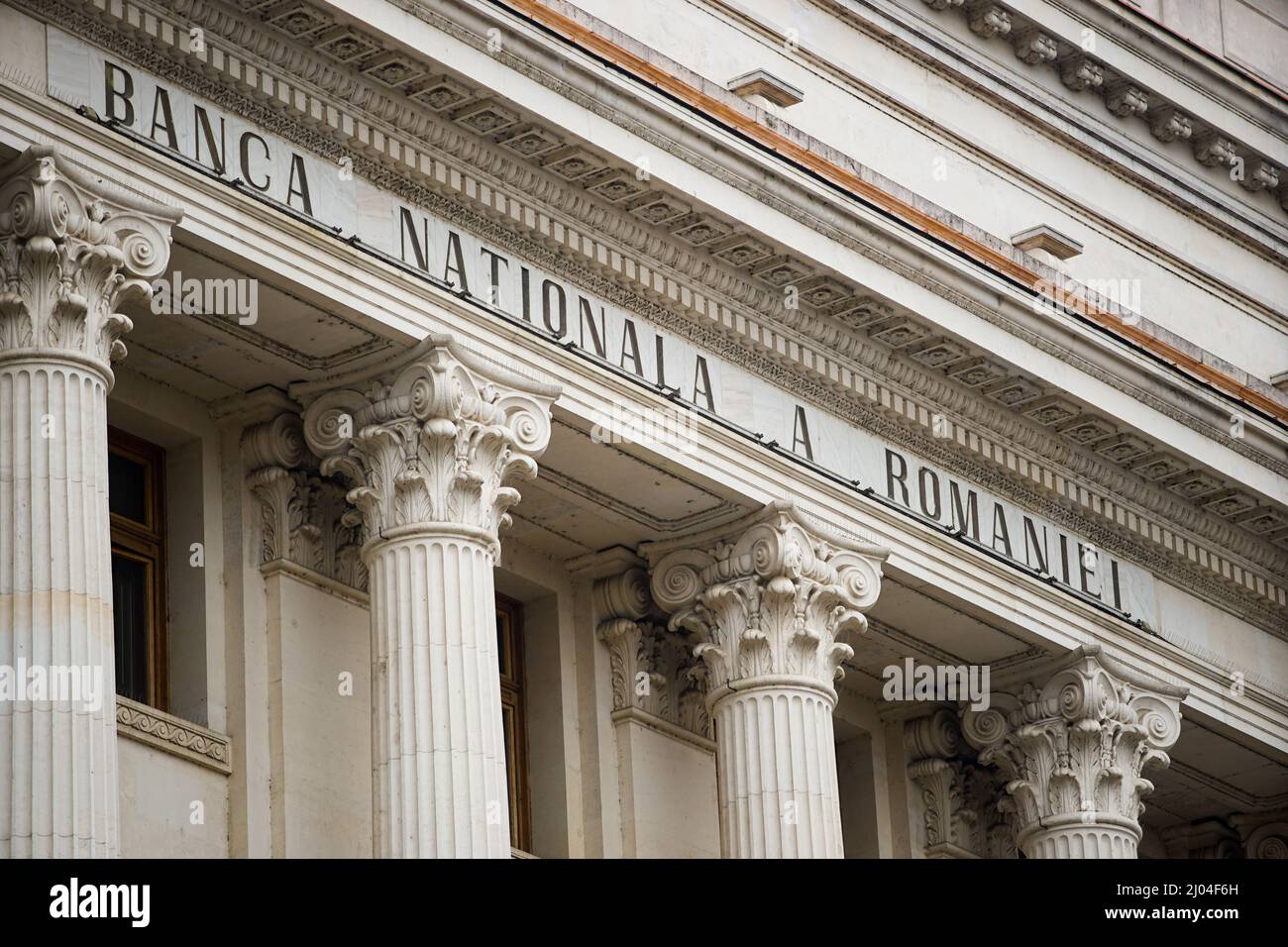 Bucarest, Romania - 16 marzo 2021: La sede della Banca Nazionale di Romania, in questa foto è la nuova ala del Palazzo BNR, costruito tra il 1937 Foto Stock