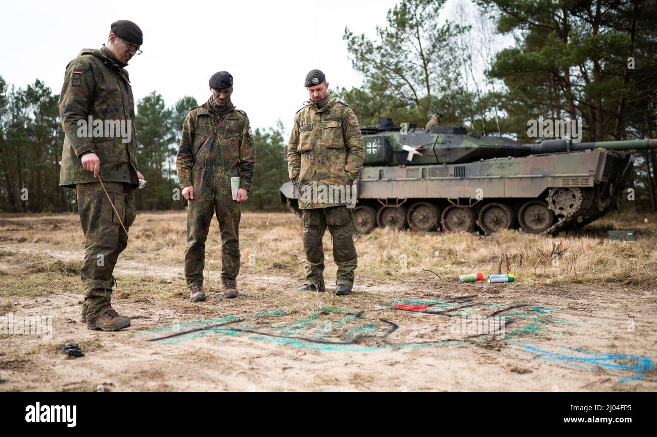 Munster, Germania. 16th Mar 2022. I comandanti del carro armato del Battaglione di addestramento di Bundeswehr 93 si conferiscono durante un'esercitazione di ricognizione di combattimento all'area di addestramento. Credit: Mars/dpa/Alamy Live News Foto Stock