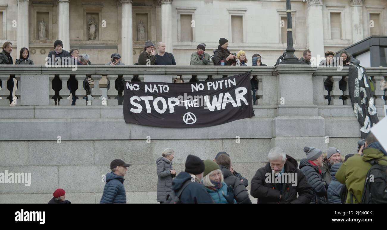 Londra, Regno Unito - 03 06 2022: I manifestanti a Trafalgar Square con la bandiera “No NATO. No Putin. Stop the War”, a sostegno dell’Ucraina. Foto Stock