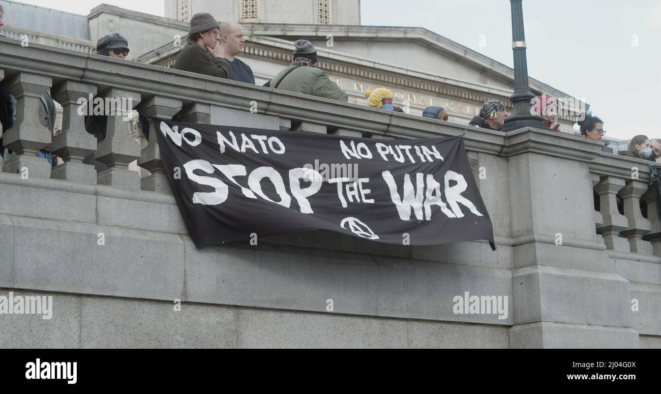 Londra, Regno Unito - 03 06 2022: I manifestanti a Trafalgar Square con la bandiera “No NATO. No Putin. Stop the War”, a sostegno dell’Ucraina. Foto Stock
