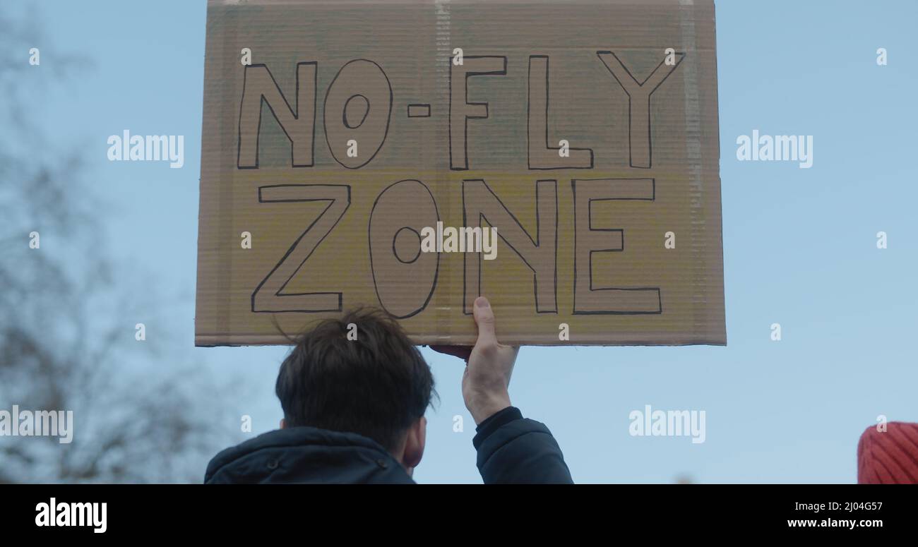 Londra, UK - 03 06 2022: Un uomo che protestava presso la Piazza del Parlamento di Westminster, con un cartello “No Fly zone” a sostegno della popolazione Ucraina. Foto Stock Londra, UK - 03 06 2022: Un uomo che protestava presso la Piazza del Parlamento di Westminster, con un cartello “No Fly zone” a sostegno della popolazione Ucraina. Foto Stock