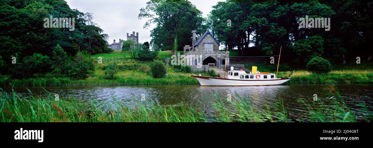Un battello a vapore si trova presso la sala di imbarco a Crom Castle, Upper Lough Erne, County Fermanagh, Irlanda del Nord Foto Stock