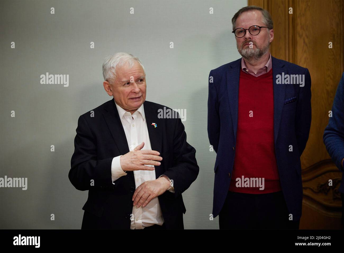 Kiev, Ucraina. 15th Mar 2022. Il vice primo ministro polacco Jaroslaw Kaczynski, Center, commenta come il primo ministro ceco Petr Fiala, a destra, si occupa di una conferenza stampa congiunta a seguito dei colloqui con il presidente ucraino Volodymyr Zelenskyy in una sede sicura il 15 marzo 2022 a Kiev, Ucraina. Credit: Ukraine Presidency/Ukraine Presidency/Alamy Live News Foto Stock