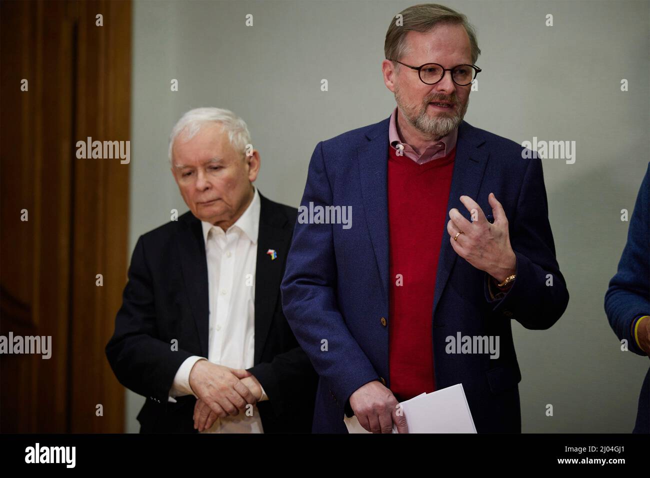 Kiev, Ucraina. 15th Mar 2022. Il primo ministro ceco Petr Fiala, commenta come il vice primo ministro polacco Jaroslaw Kaczynski, a sinistra, guarda avanti durante una conferenza stampa congiunta a seguito dei colloqui con il presidente ucraino Volodymyr Zelenskyy in una località sicura, il 15 marzo 2022 a Kiev, Ucraina. Credit: Ukraine Presidency/Ukraine Presidency/Alamy Live News Foto Stock
