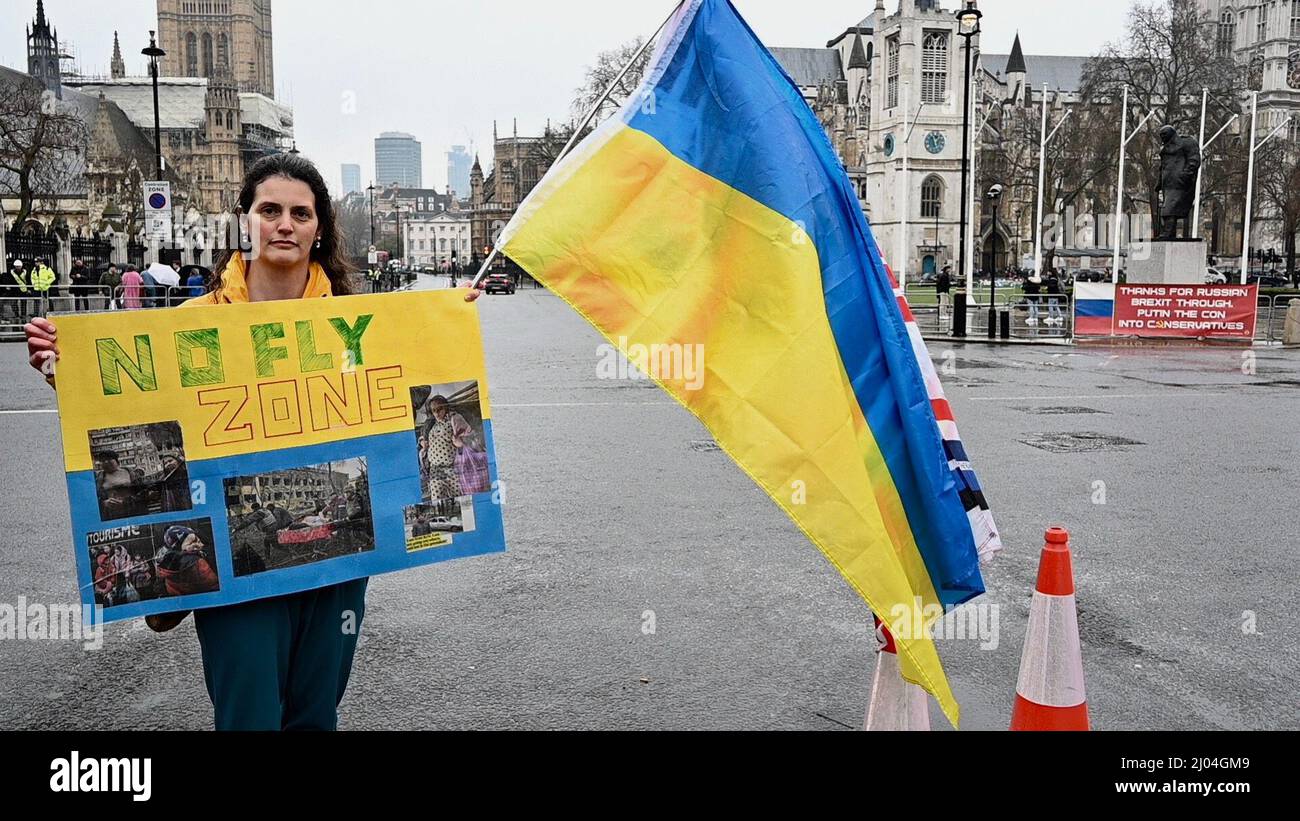 Londra, Regno Unito. Un attivista ucraino ha protestato a sostegno di una zona di non volo della NATO come richiesto dal presidente ucraino Volodymyr Zelenksy. Piazza del Parlamento, Londra. UK Credit: michael melia/Alamy Live News Foto Stock