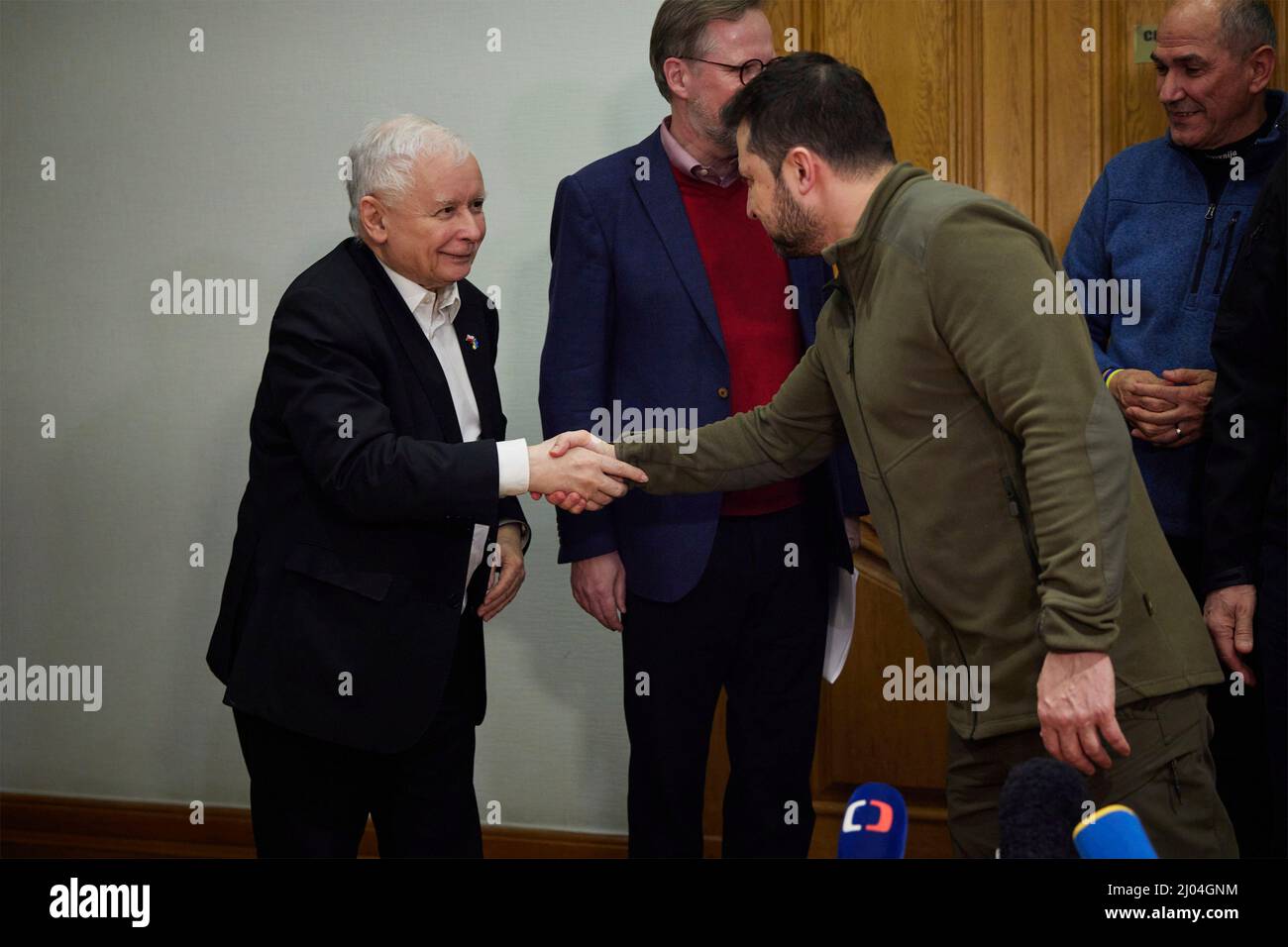 Kiev, Ucraina. 15th Mar 2022. Il presidente ucraino Volodymyr Zelenskyy, scrolla le mani con il vice primo ministro polacco Jaroslaw Kaczynski, prima di una conferenza stampa congiunta a seguito di colloqui in una località sicura il 15 marzo 2022 a Kiev, Ucraina. Credit: Ukraine Presidency/Ukraine Presidency/Alamy Live News Foto Stock