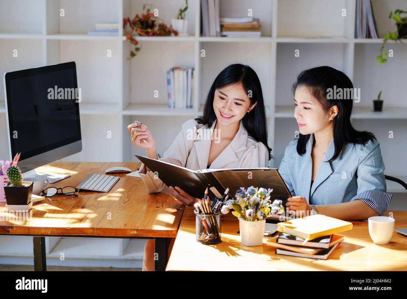 Concetto di consulenza, firma del contratto, assicurazione, dipendente femminile che tiene una penna sta offrendo i documenti del contratto ai clienti per firmare importante Foto Stock