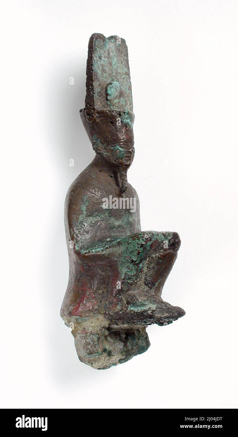 Figura di Squatting di Amen-Re. Egitto, periodo tardo (664 - 332 a.C.). Scultura. Bronzo Foto Stock