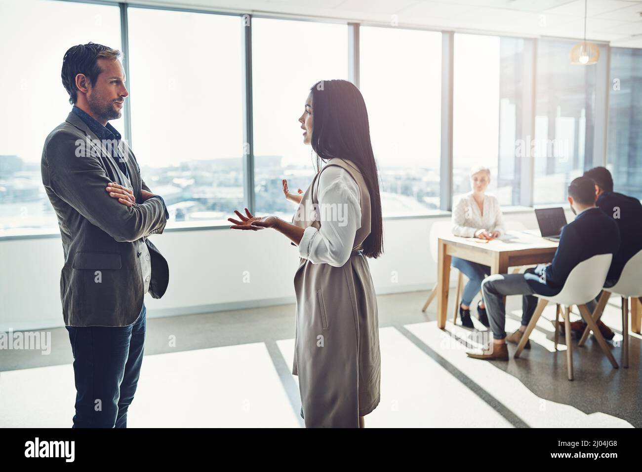 Prendere insieme importanti decisioni esecutive. Shot di uomini d'affari che hanno una discussione in un ufficio. Foto Stock