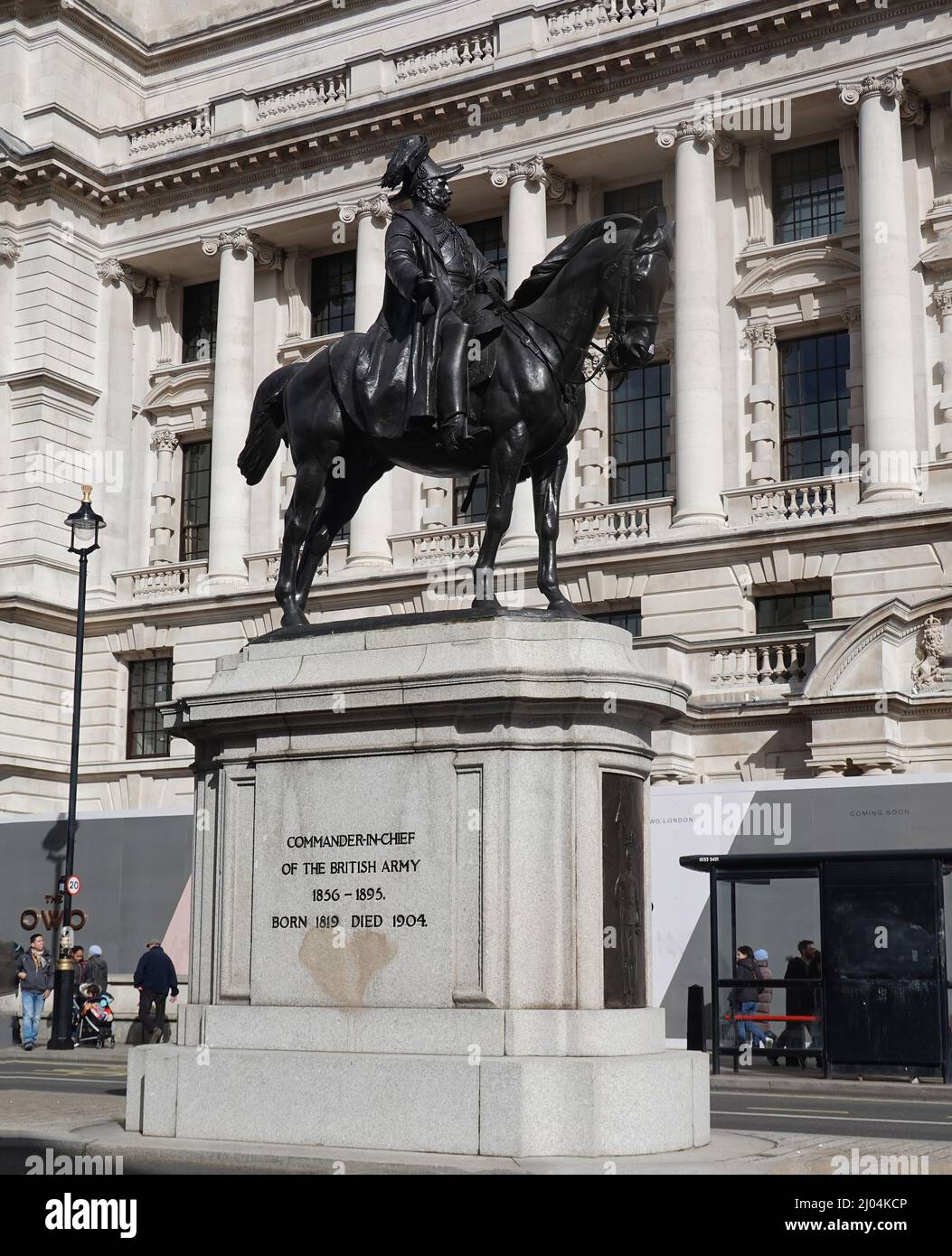 Whitehall, Londra, 2022. Statua del comandante in capo dell'esercito britannico si erge orgogliosamente a Whitehall. Ogni novembre si tiene qui la giornata del ricordo Foto Stock