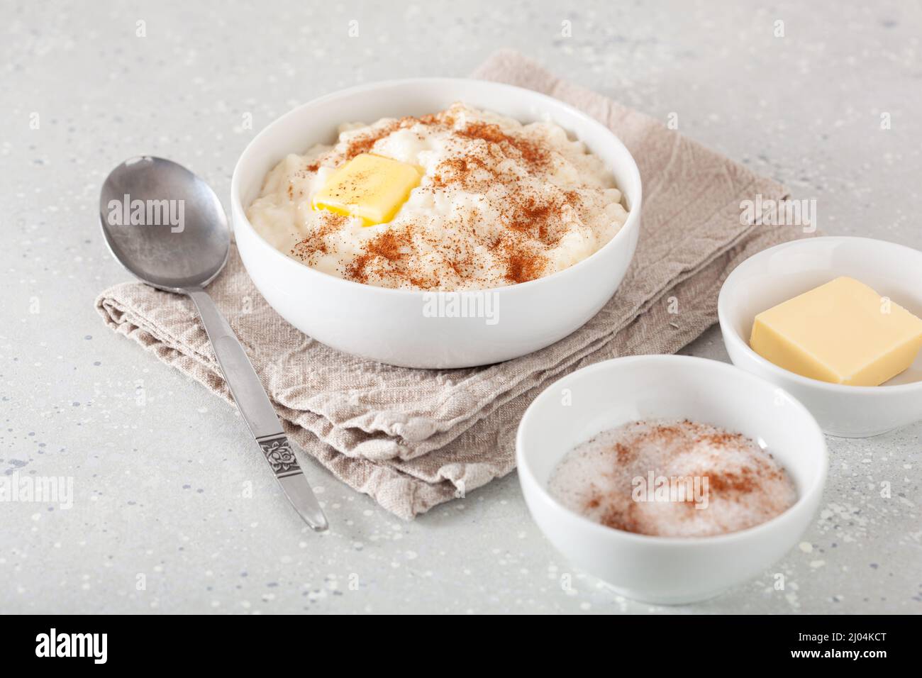 budino di riso con cannella al burro, riz au lait francese, risgrot norvegese, dessert tradizionale per la colazione Foto Stock
