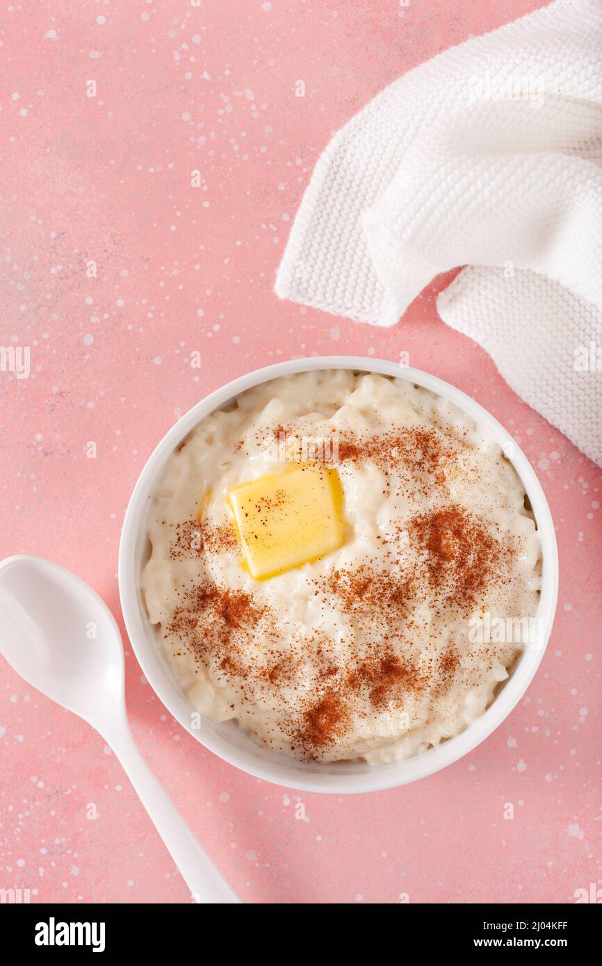 budino di riso con cannella al burro, riz au lait francese, risgrot norvegese, dessert tradizionale per la colazione Foto Stock