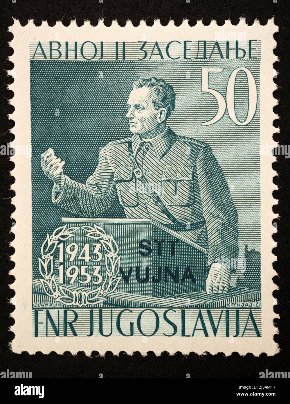 Timbro commemorativo con l'immagine del maresciallo Tito dell'ex Jugoslavia con la sovrastampa del territorio libero di Trieste, zona B della yea Foto Stock