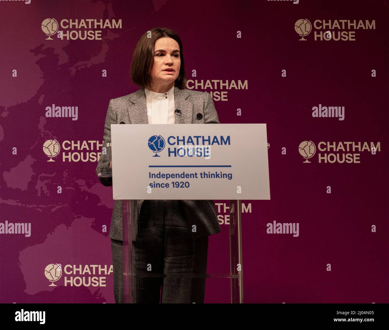 Sviatlana Tsikhanousakaya parla alla Chatham House, il Royal Institute of International Affairs di Londra; ha condotto alle elezioni in Bielorussia del 2020 Foto Stock
