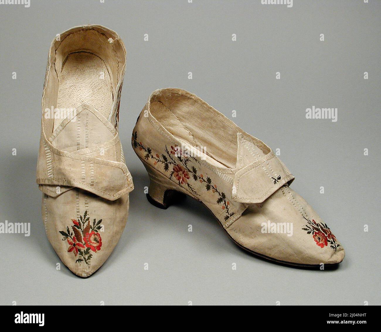 Coppia di scarpe da donna. Probabilmente la Francia, circa 1775. Costumi; Accessori. Tela di seta con disegno supplementare di trama e trama-float e cuoio Foto Stock