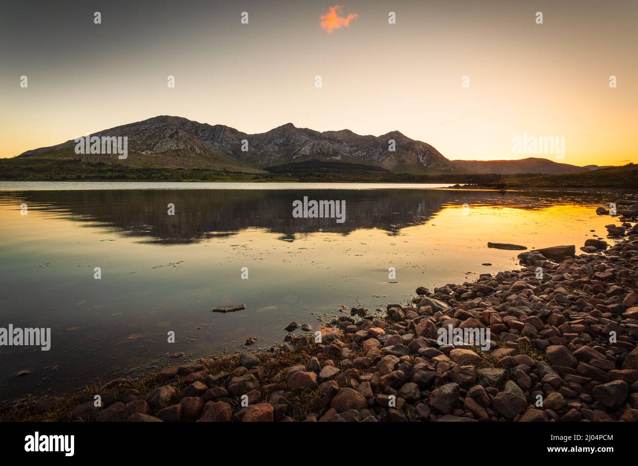 L'aspetto orientale dei dodici Bens da Loch Inagh, Connemara, County Galway, Irlanda. Foto Stock