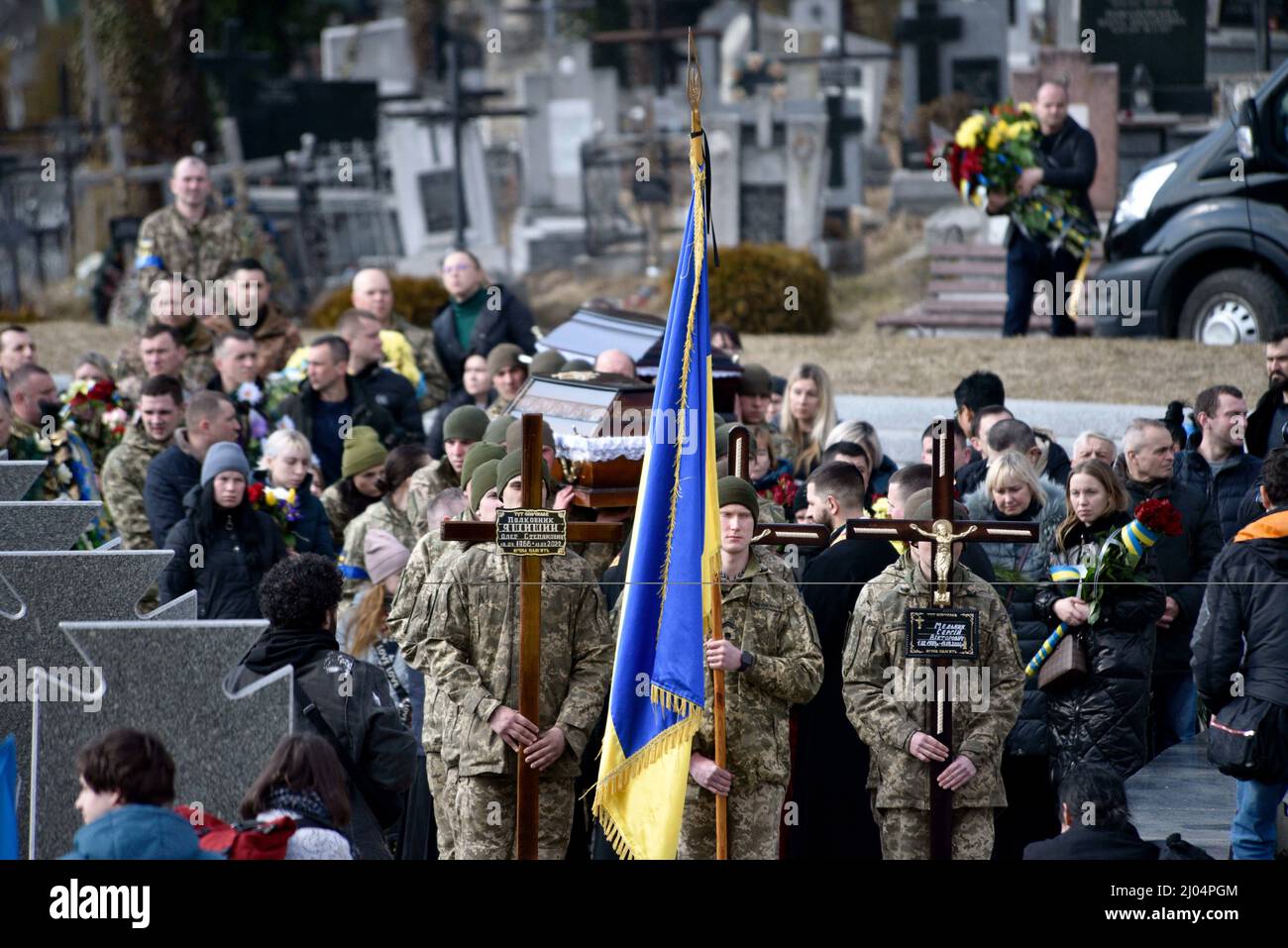 Lviv, Ucraina, 16/03/2022, i soldati ucraini trasportano le bare con i corpi dei militari della National Hetman Petro Sahaidachnyi Land Forces Academy che è morto come risultato di shelling del Centro Internazionale per il mantenimento della pace e la sicurezza (Yavoriv Proving Ground). I difensori dell'Ucraina sono sepolti con tutti gli onori militari al cimitero di Lychakiv, a Lviv, Ucraina occidentale, il 15 marzo 2022. Foto di Markian Lyseiko/Ukrinform/ABACAPRESS.COM Foto Stock