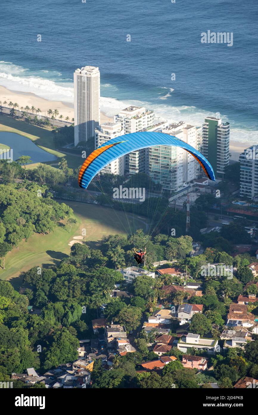 Splendida vista sul parapendio che vola sulla verde foresta pluviale Foto Stock