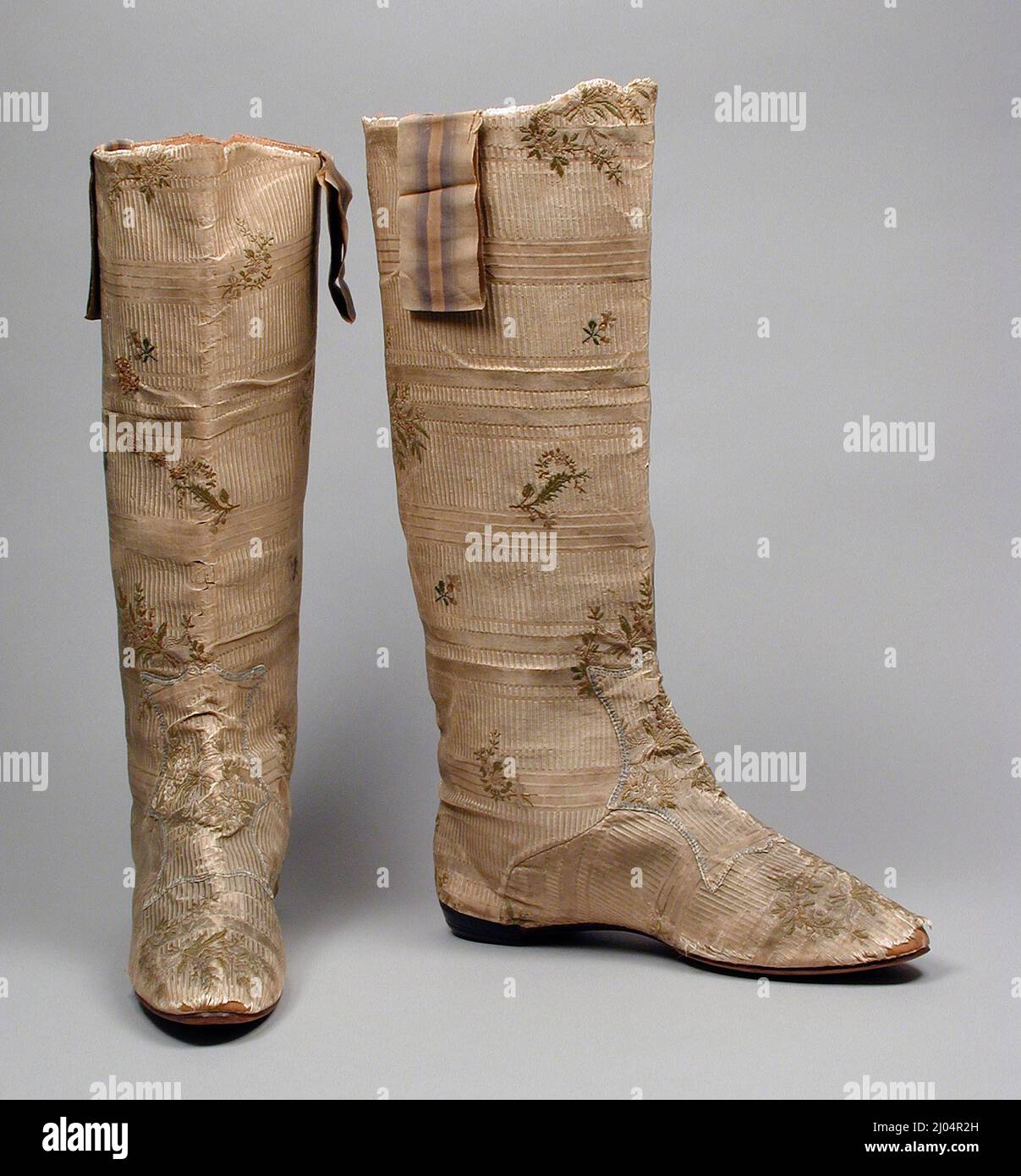 Uomo Boots (Hessian). Probabilmente Inghilterra, circa 1820. Costumi; Accessori. Tessitura piana di seta con disegno del galleggiante di trama e disegno supplementare di trama e di ordito di seta (broccato) e cuoio Foto Stock