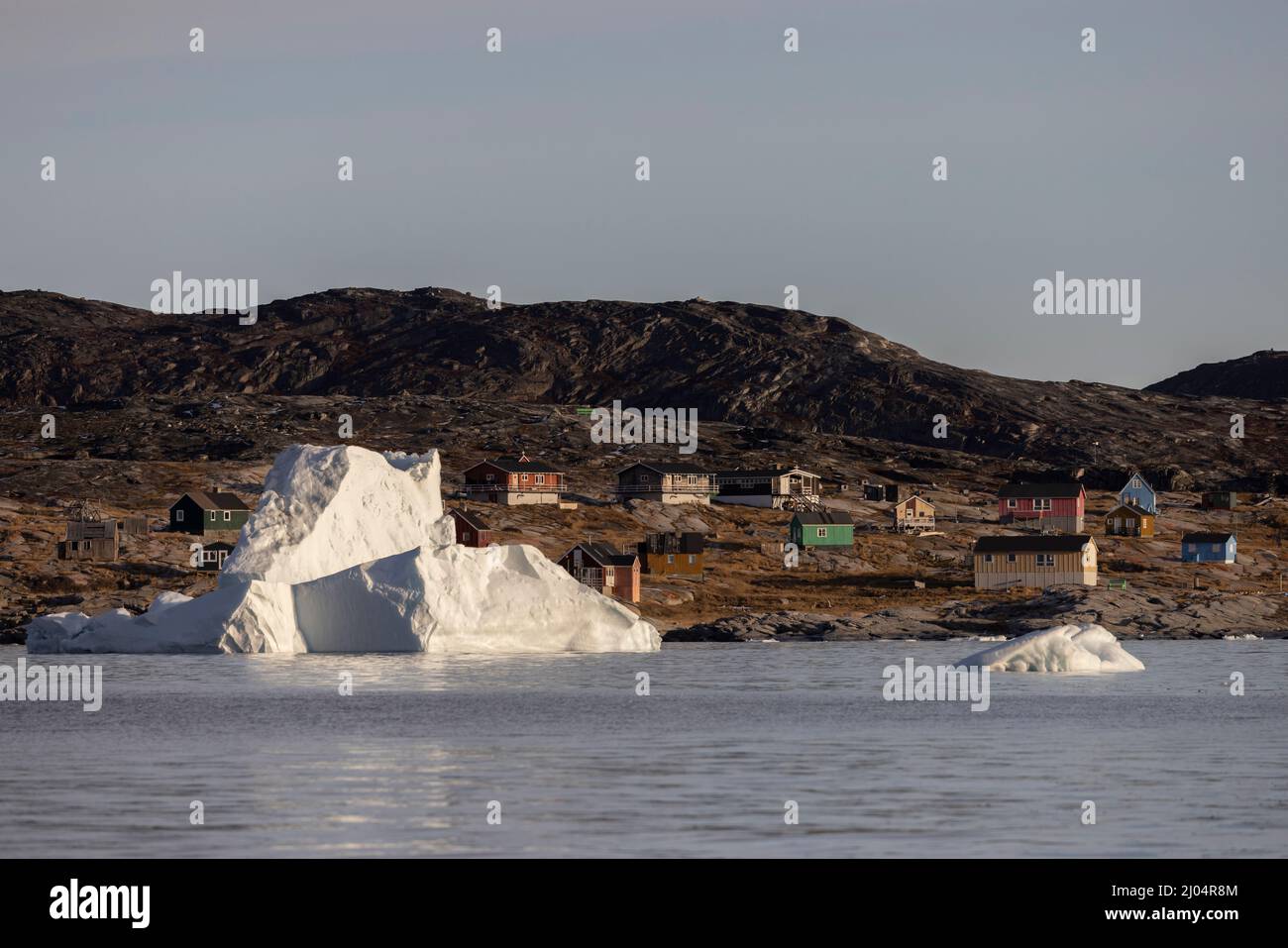 tipica città artica circondata da grandi iceberg Foto Stock