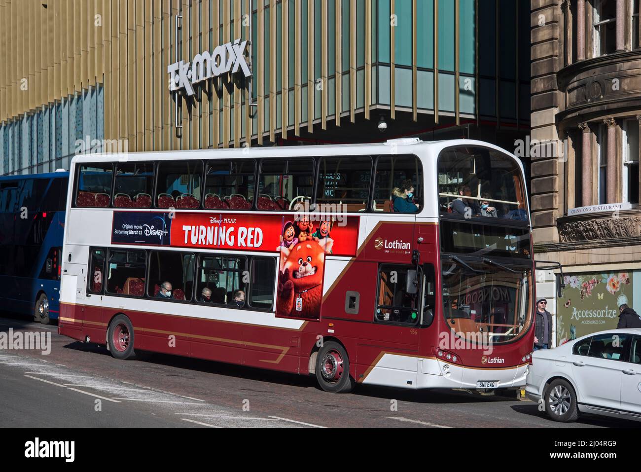 Lothian Bus che fa pubblicità al film animato Disney 'Turning Red' a Edimburgo, Scozia, Regno Unito. Foto Stock