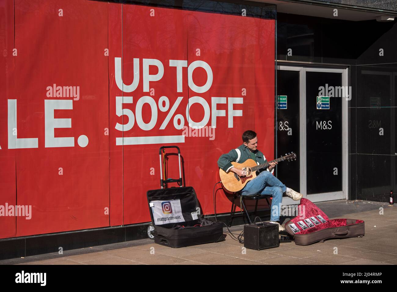 Busker suona la chitarra su Princes Street, Edimburgo, Scozia, Regno Unito. Foto Stock