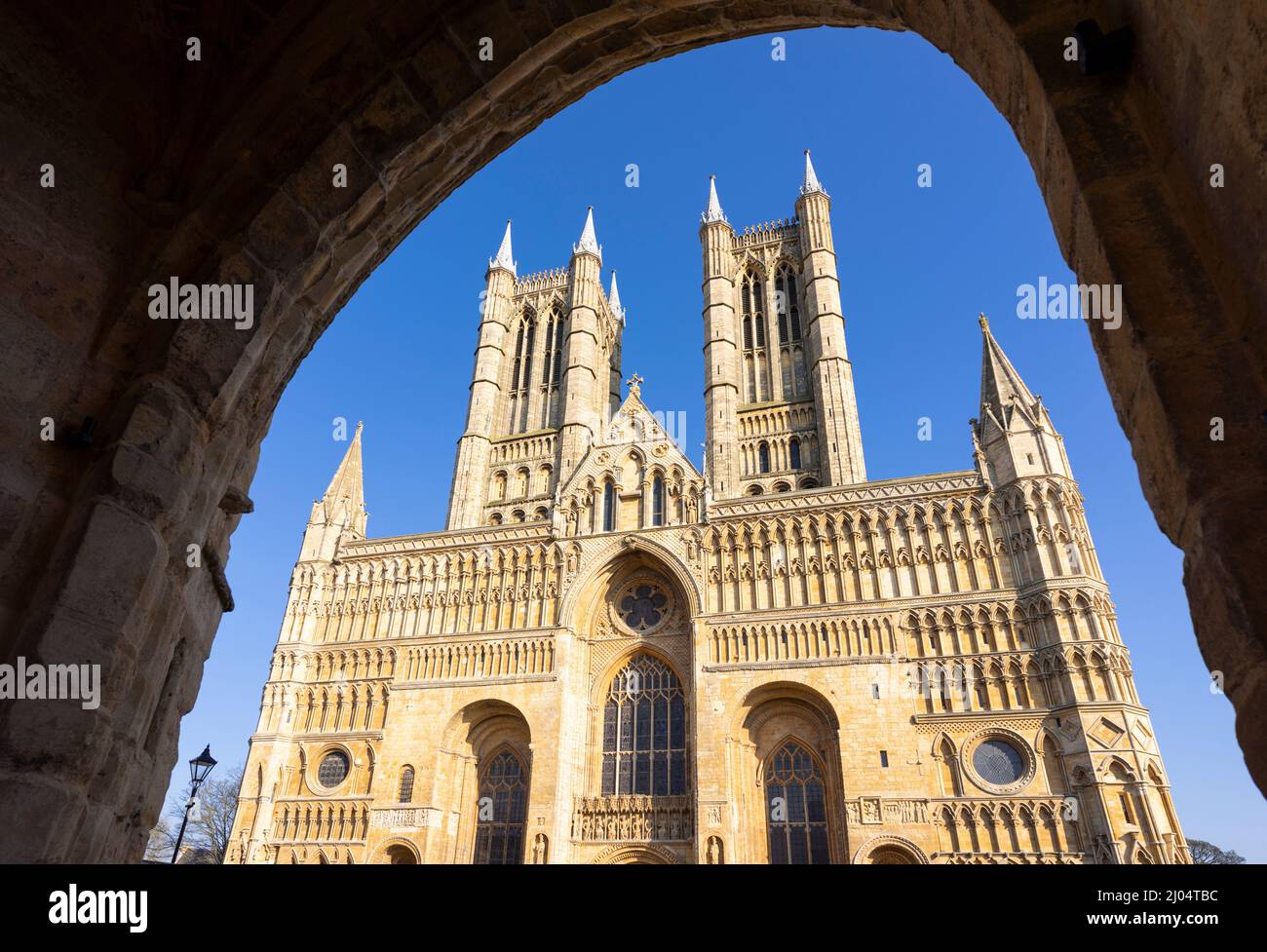 Lincoln Cathedral o Lincoln Minster West Front Exchequr gate incorniciata dall'arco Lincoln Lincolnshire England UK GB Europe Foto Stock