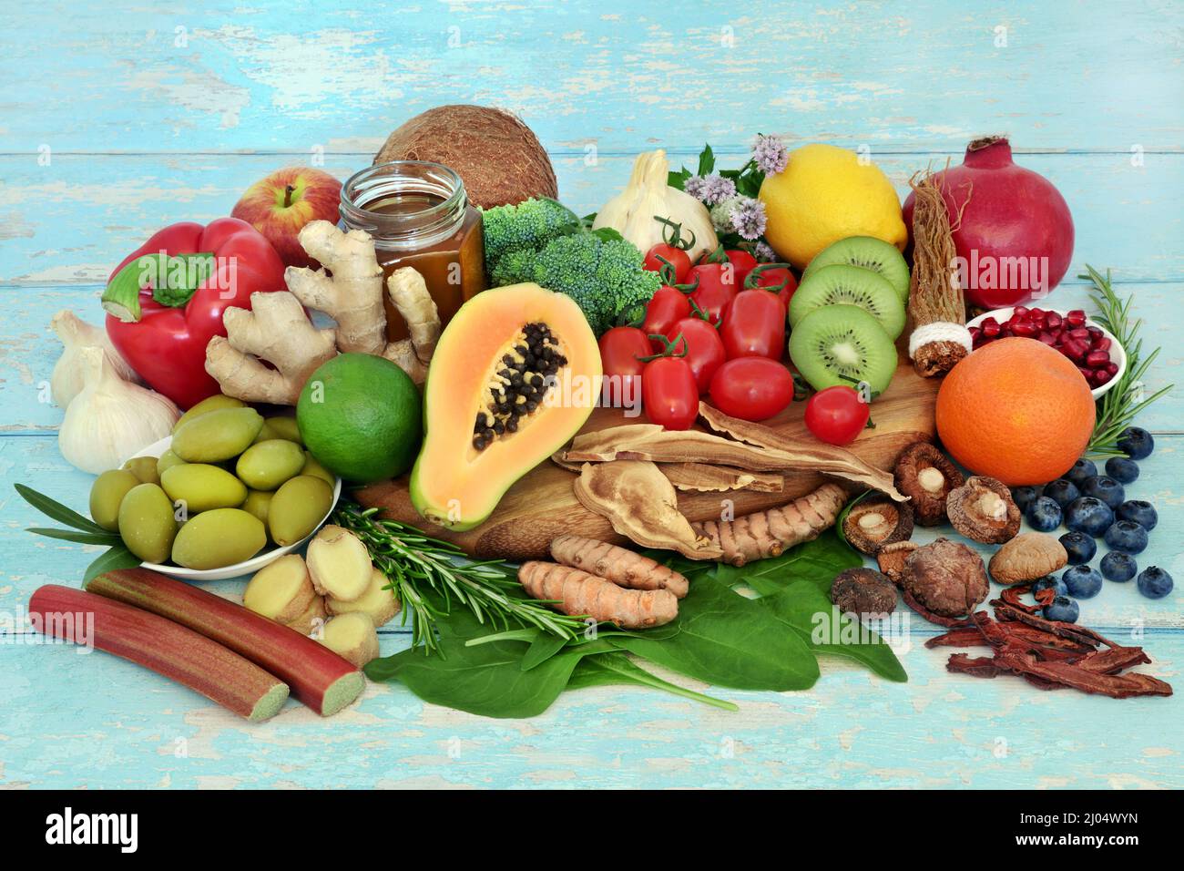 Cibo vegetariano per il supporto del sistema immunitario, verdure, frutta, miele, erbe, spezia. Alimenti sani ad alto contenuto di antiossidanti, antocianine, proteine. Foto Stock
